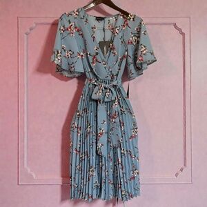 PrettyLittle thing light blue floral pleated midi dress